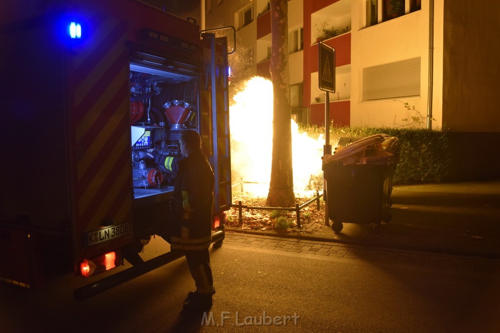 Mehrere Muell Sperrmuellbraende Köln Vingst Ansbacherstr P47.JPG - Miklos Laubert